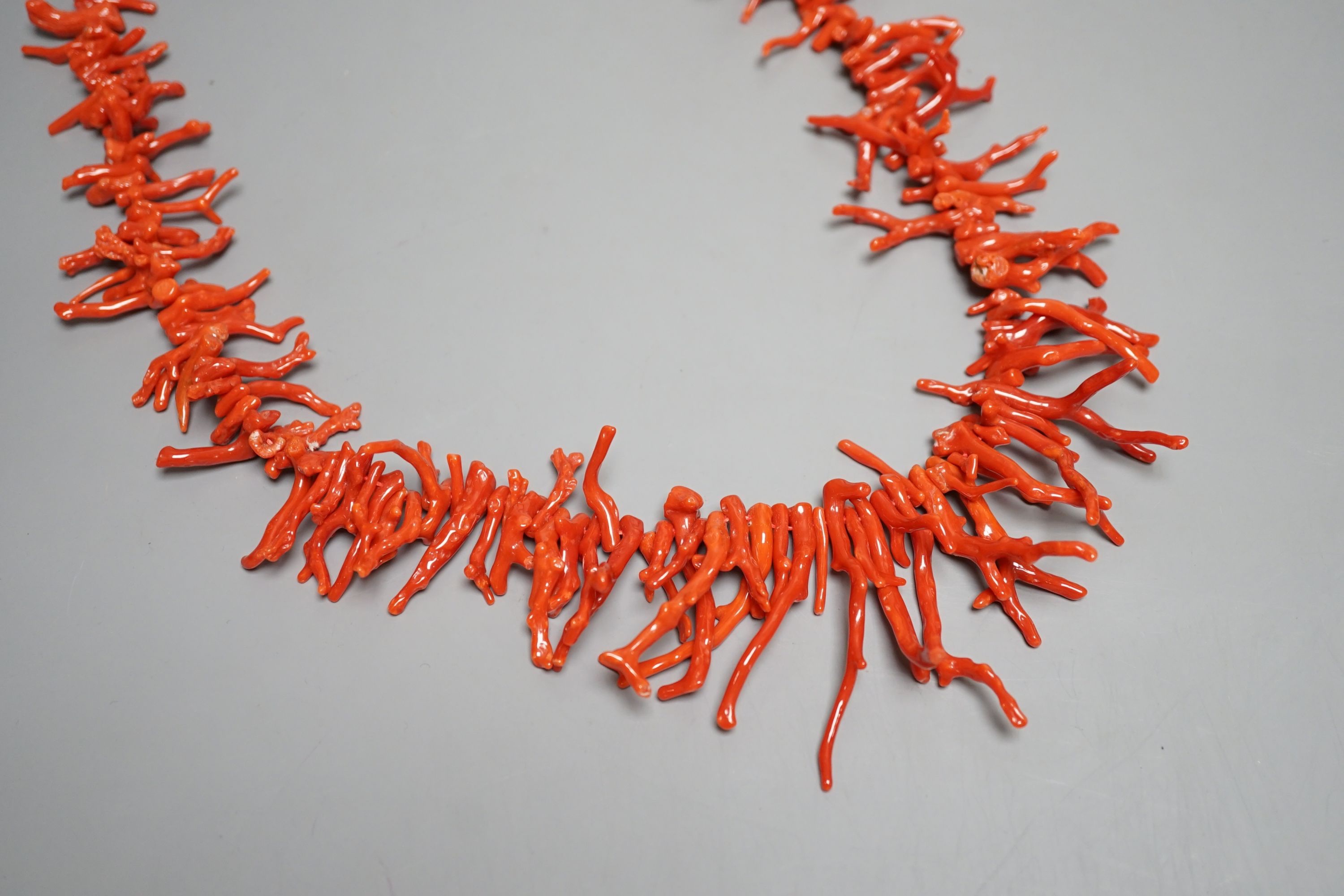 A modern jagged coral necklace, 72cm.